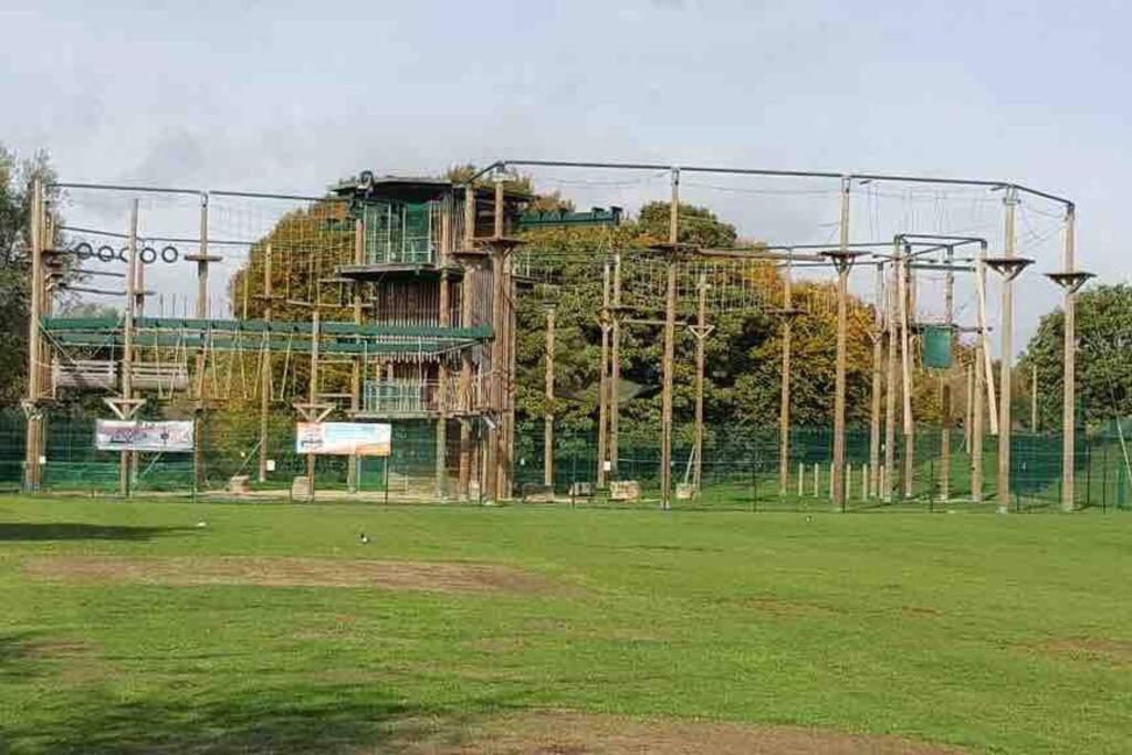 The Cabin Уелуин Гардън Сити Екстериор снимка