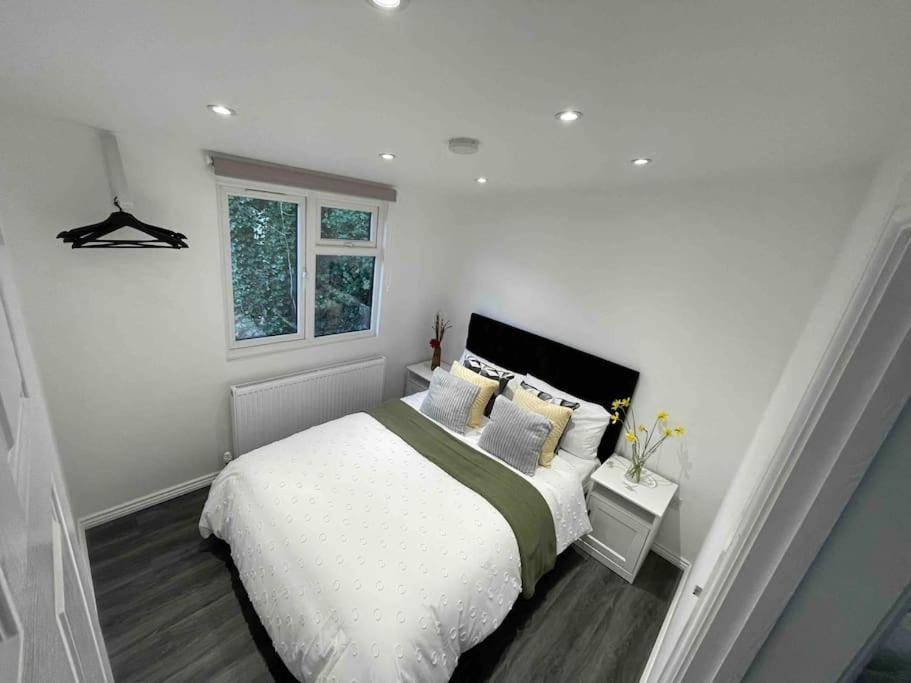 The Cabin Уелуин Гардън Сити Екстериор снимка