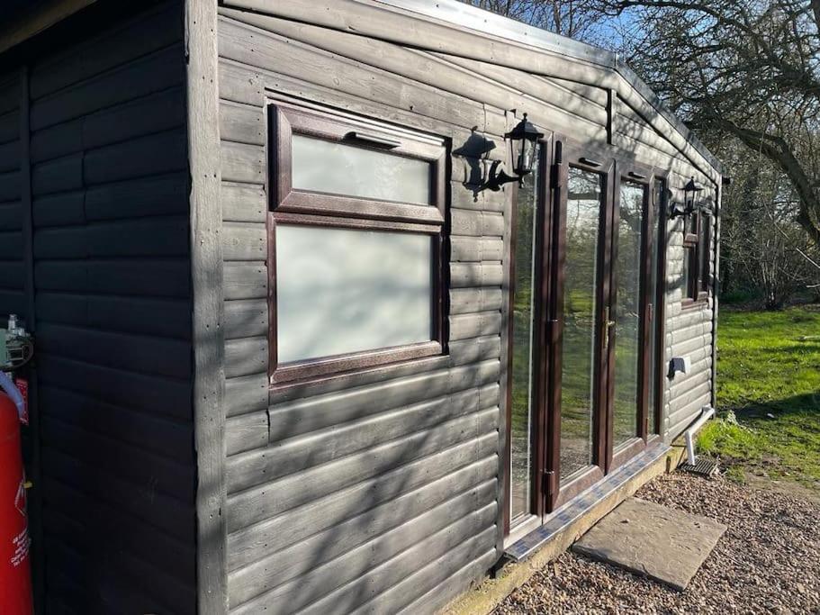 The Cabin Уелуин Гардън Сити Екстериор снимка